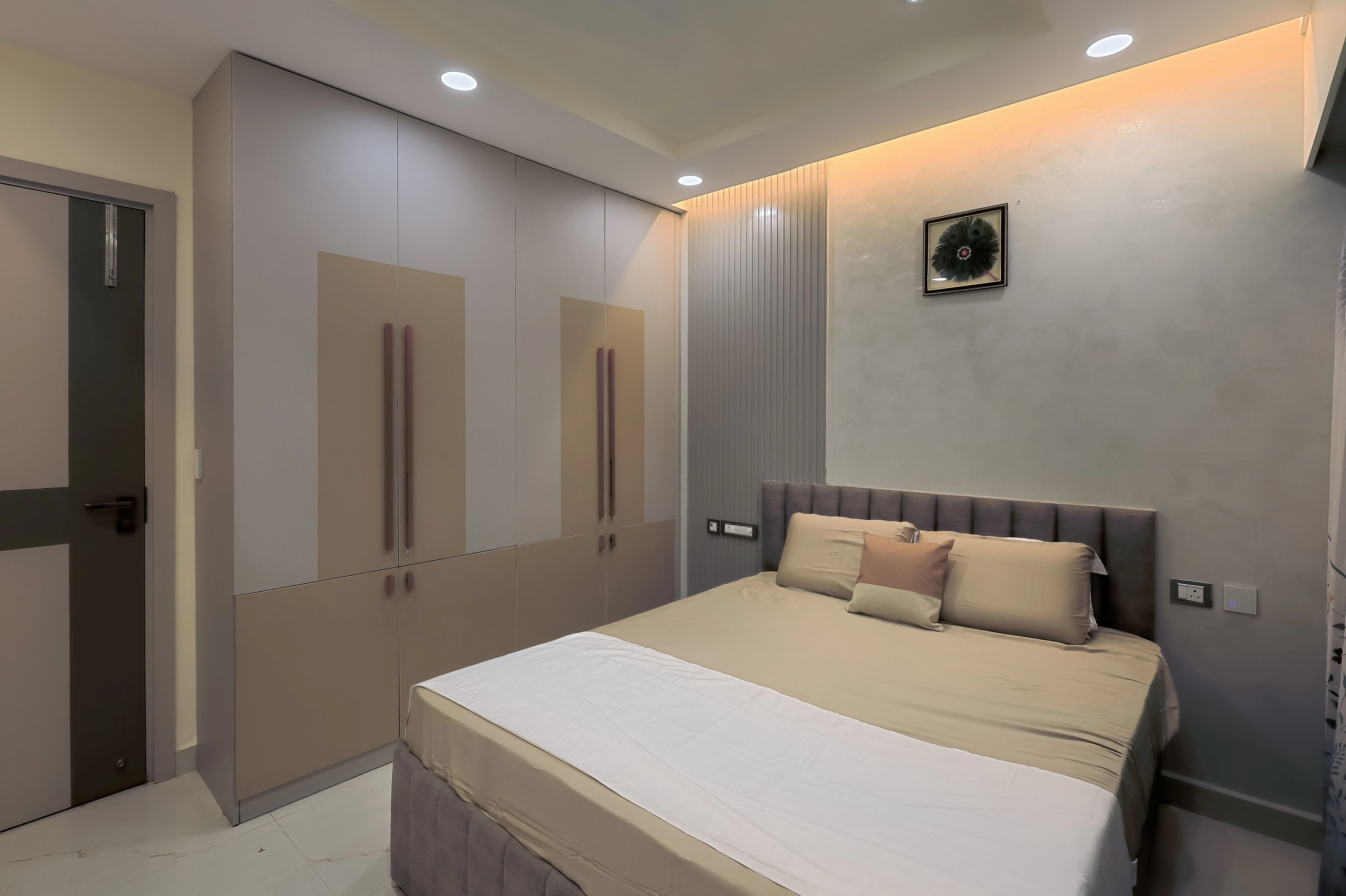 Luminous Luxe - Mr.Ronak Residence ( Baashyaam ) Modern Bedroom Desk and Decor 