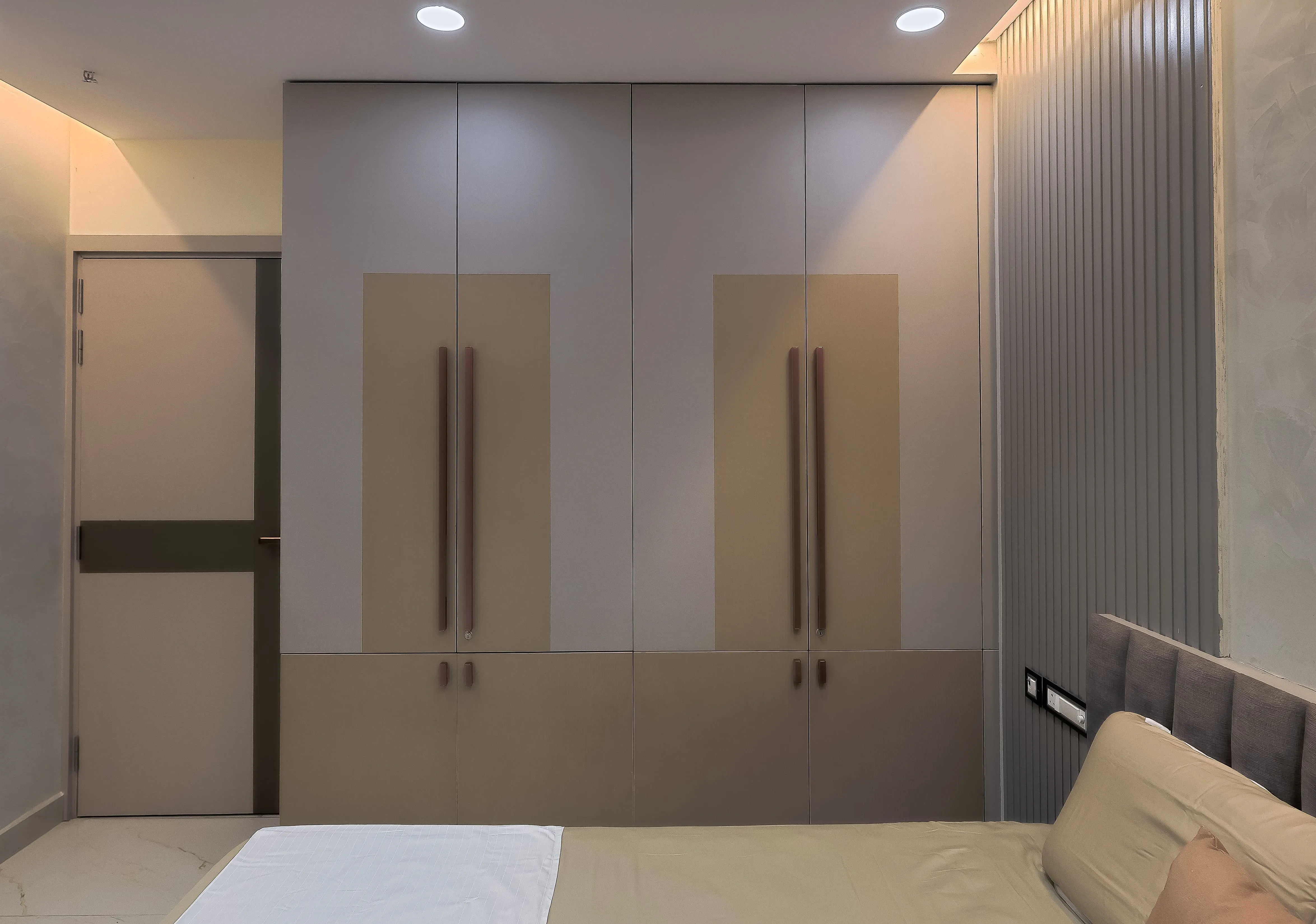 Luminous Luxe - Mr.Ronak Residence ( Baashyaam ) Modern Bedroom Desk and Decor 