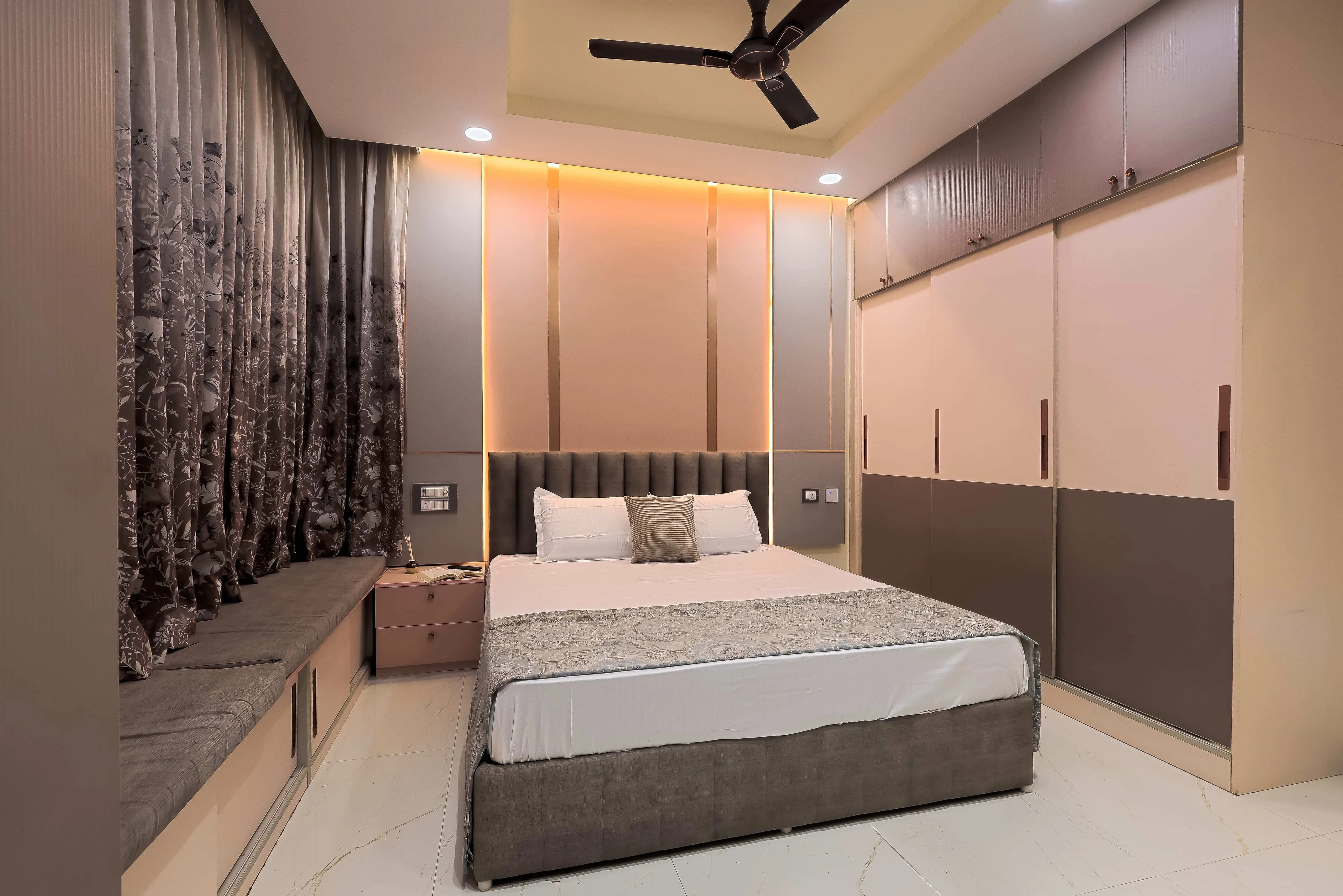 Luminous Luxe - Mr.Ronak Residence ( Baashyaam ) Modern Bedroom Desk and Decor 
