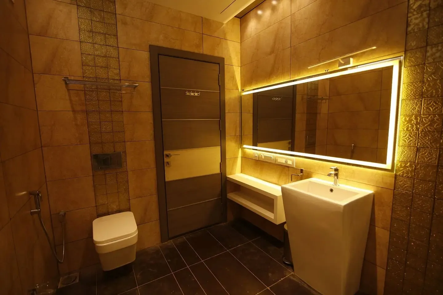 Luxury Bathroom with Backlit LED Mirror & Pedestal Basin Spa Style Bathroom Desk and Decor 