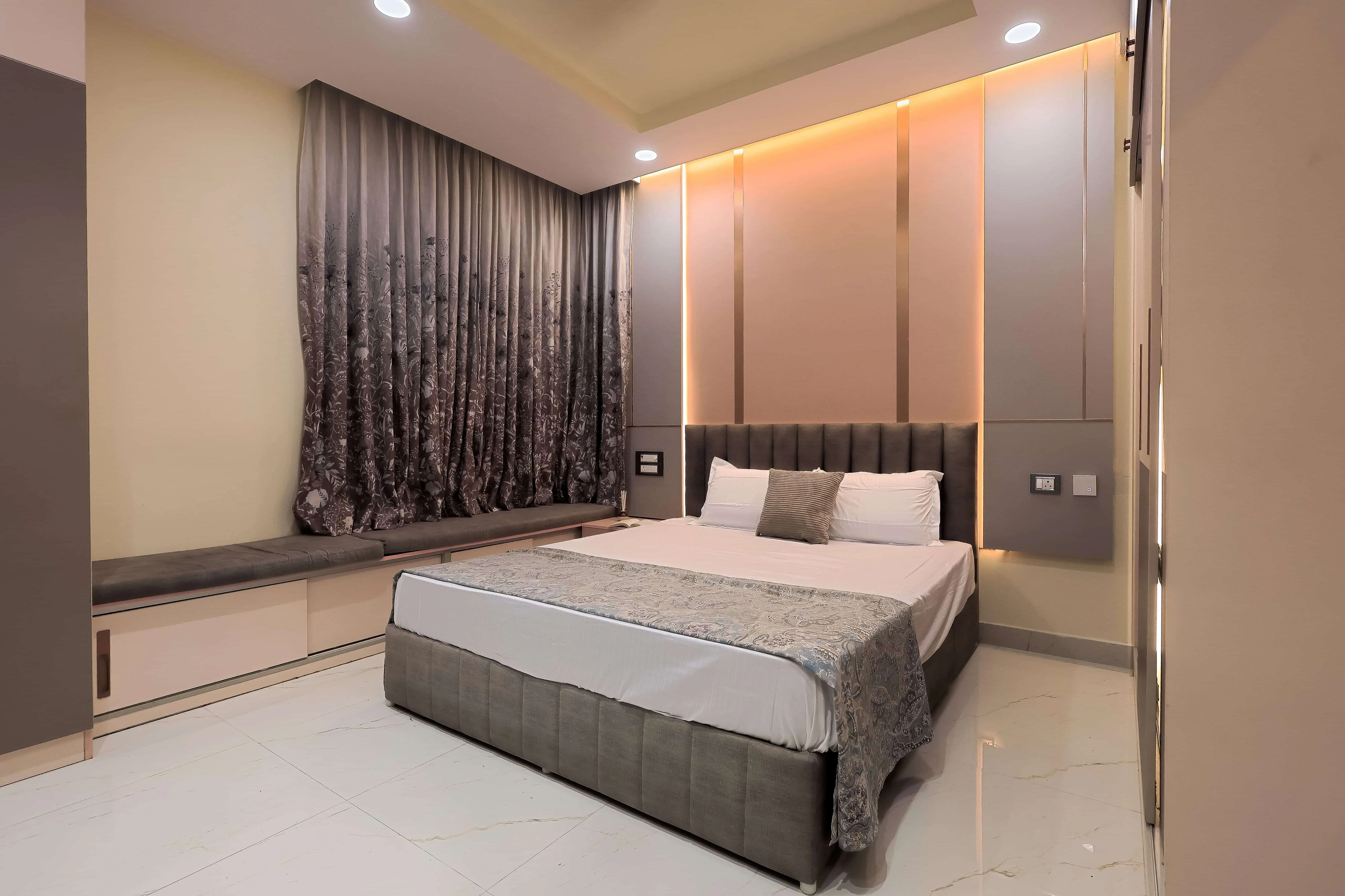 Luminous Luxe - Mr.Ronak Residence ( Baashyaam ) Modern Bedroom Desk and Decor 