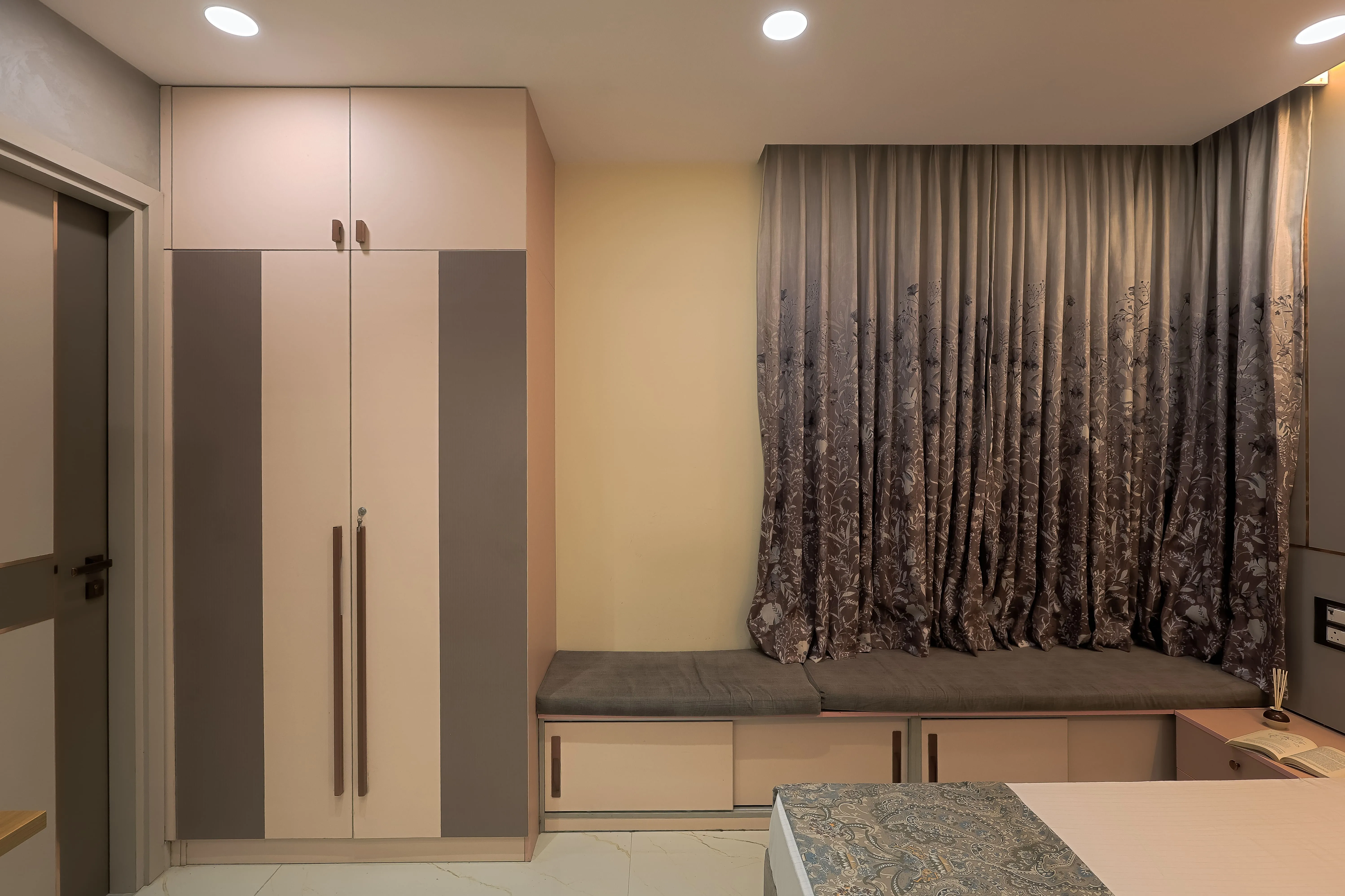 Luminous Luxe - Mr.Ronak Residence ( Baashyaam ) Modern Bedroom Desk and Decor 