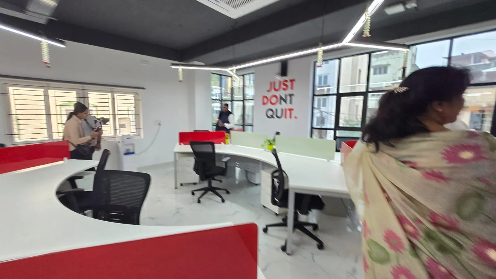 Curved Ergonomic Workstations with Inspirational Branding" | Seating Interior Design by Desk & Decor