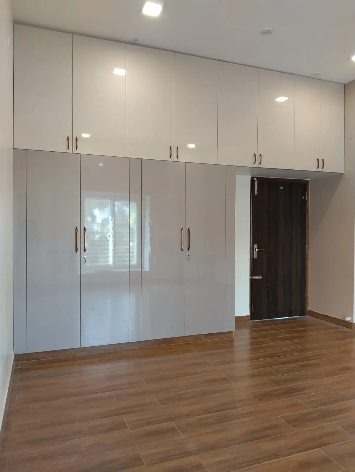 Modern Seamless Dual-Tone Full-Height Wardrobe with Over-Door Bridge Loft | Interior Interior Design by Desk & Decor