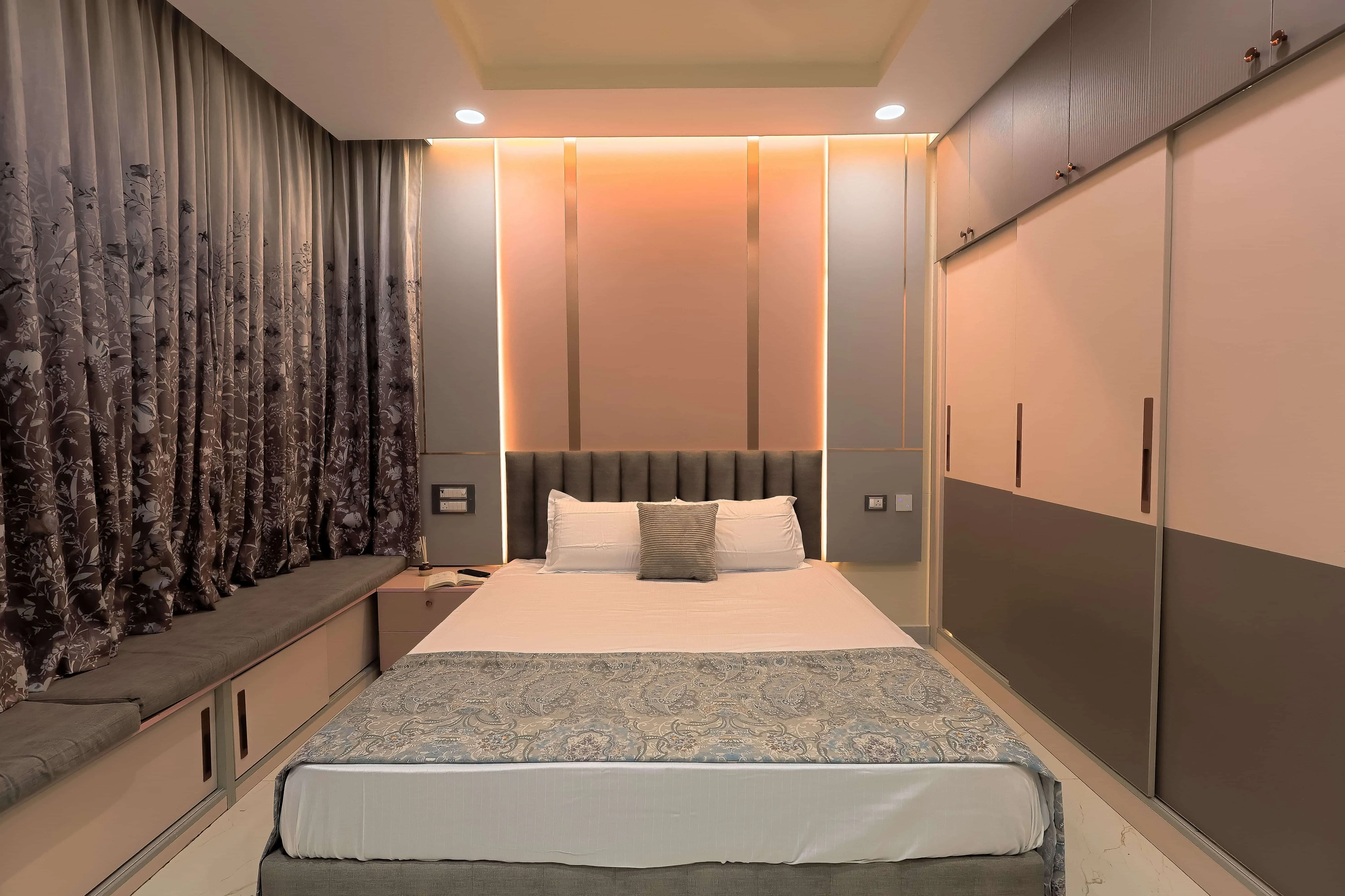 Mr.Ronak Residence ( Baashyaam ) | Modern Bedroom Interior Design by Desk & Decor